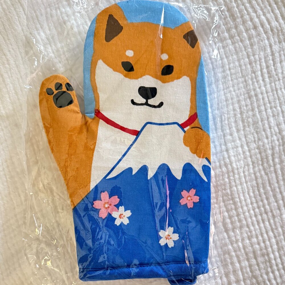 LAST CHANCE! NWT Japanese Oven Mitt